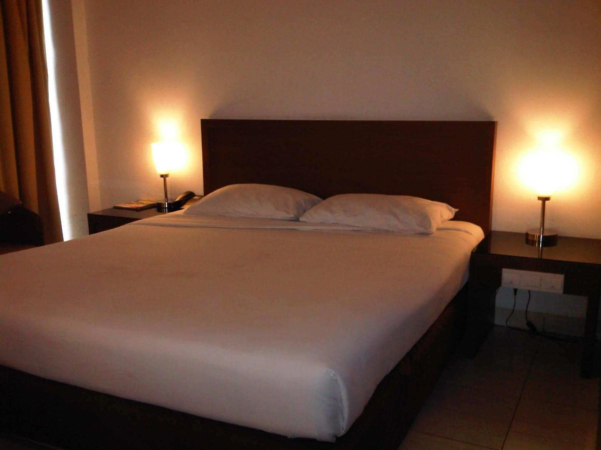 Hotel Lucky Inn Manado Eksteriør bilde