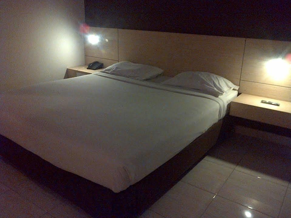Hotel Lucky Inn Manado Eksteriør bilde